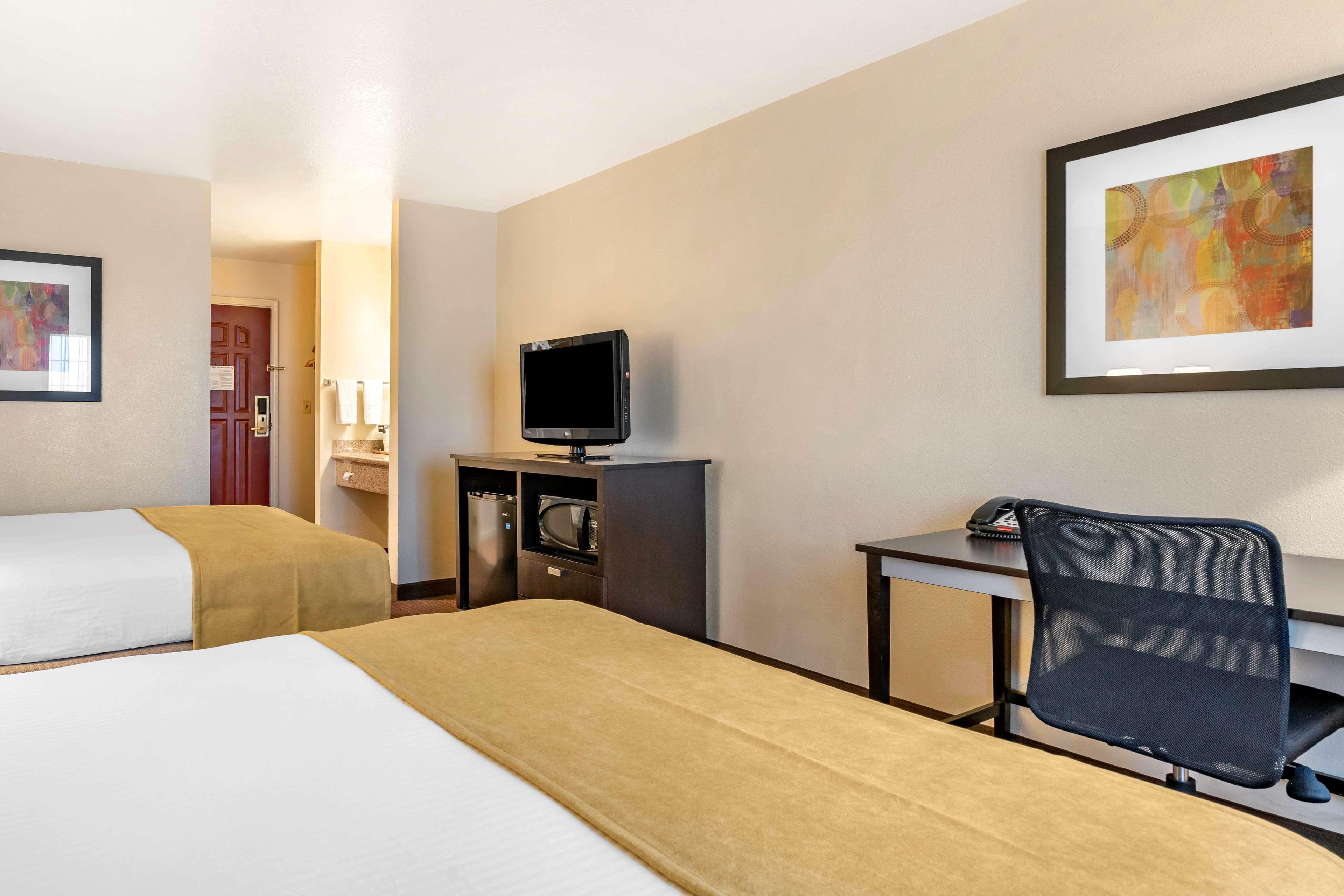 Best Western Luxury Inn Трейси Экстерьер фото