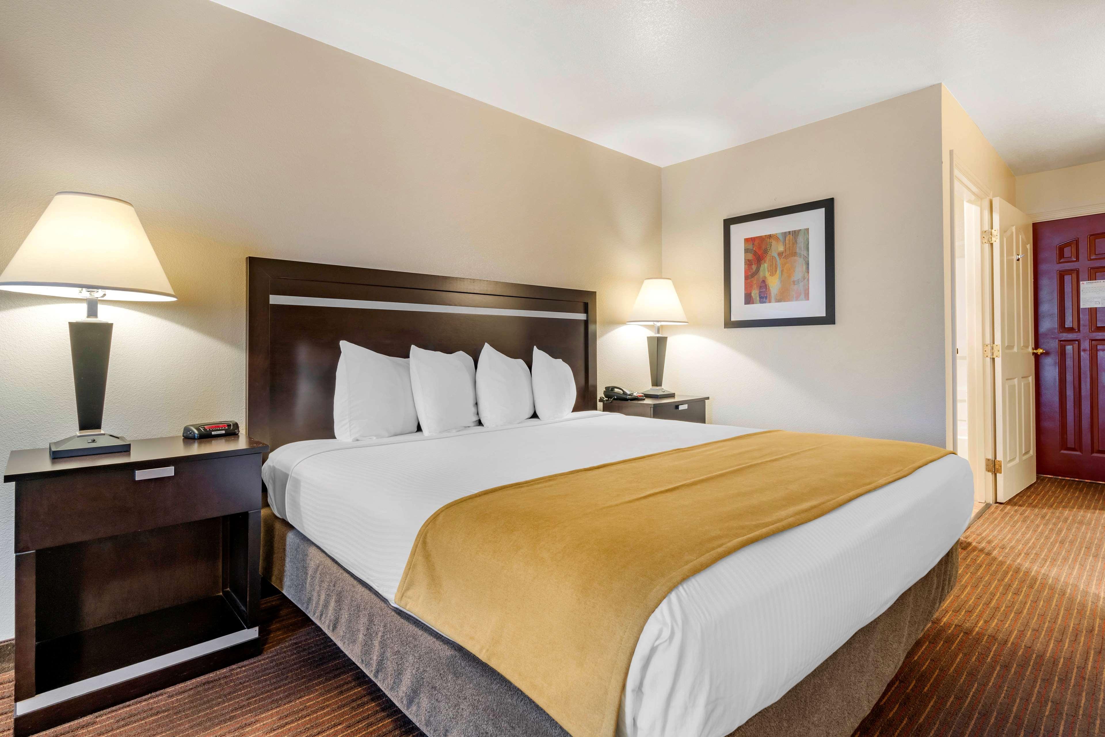 Best Western Luxury Inn Трейси Экстерьер фото