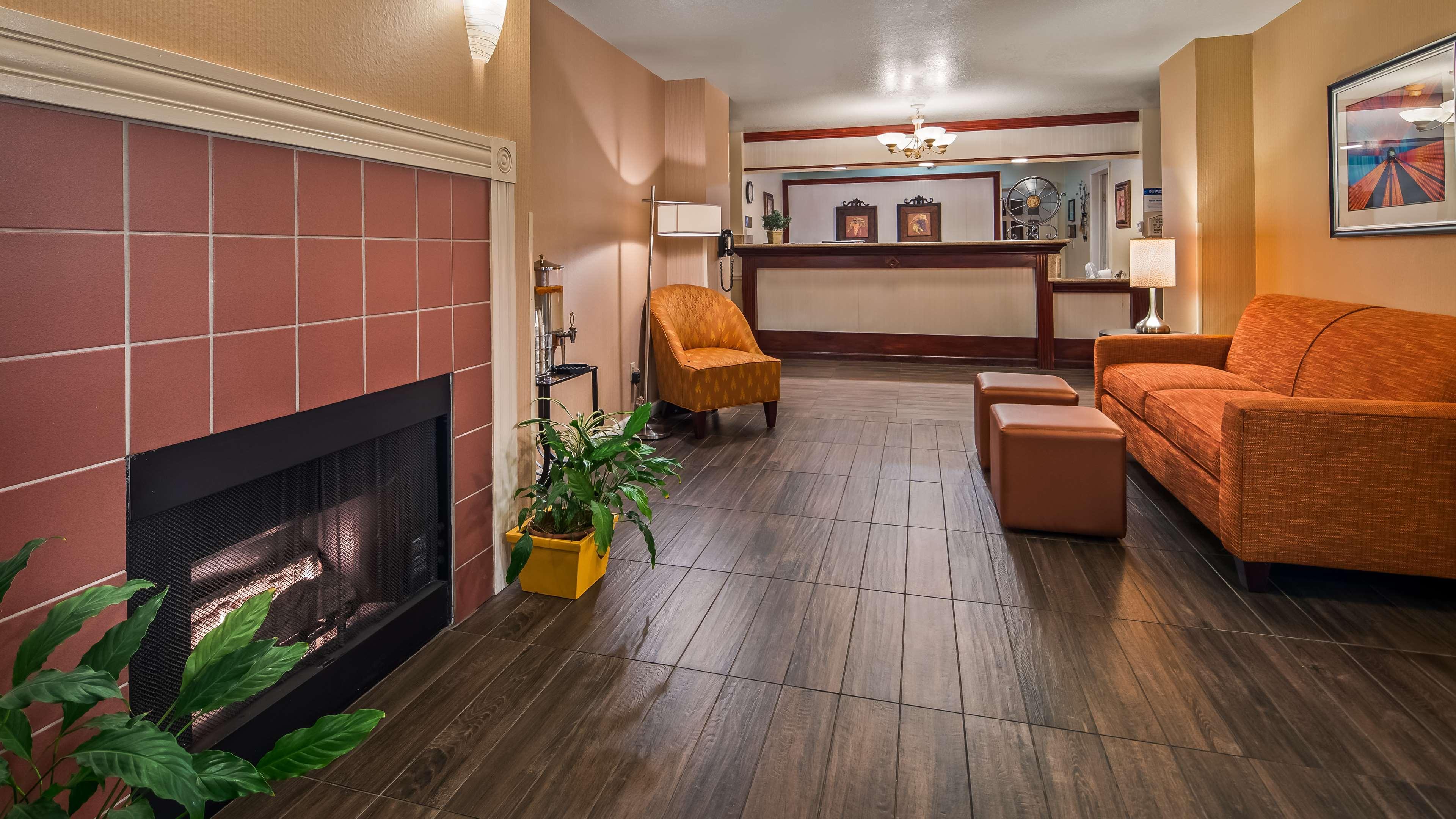 Best Western Luxury Inn Трейси Экстерьер фото