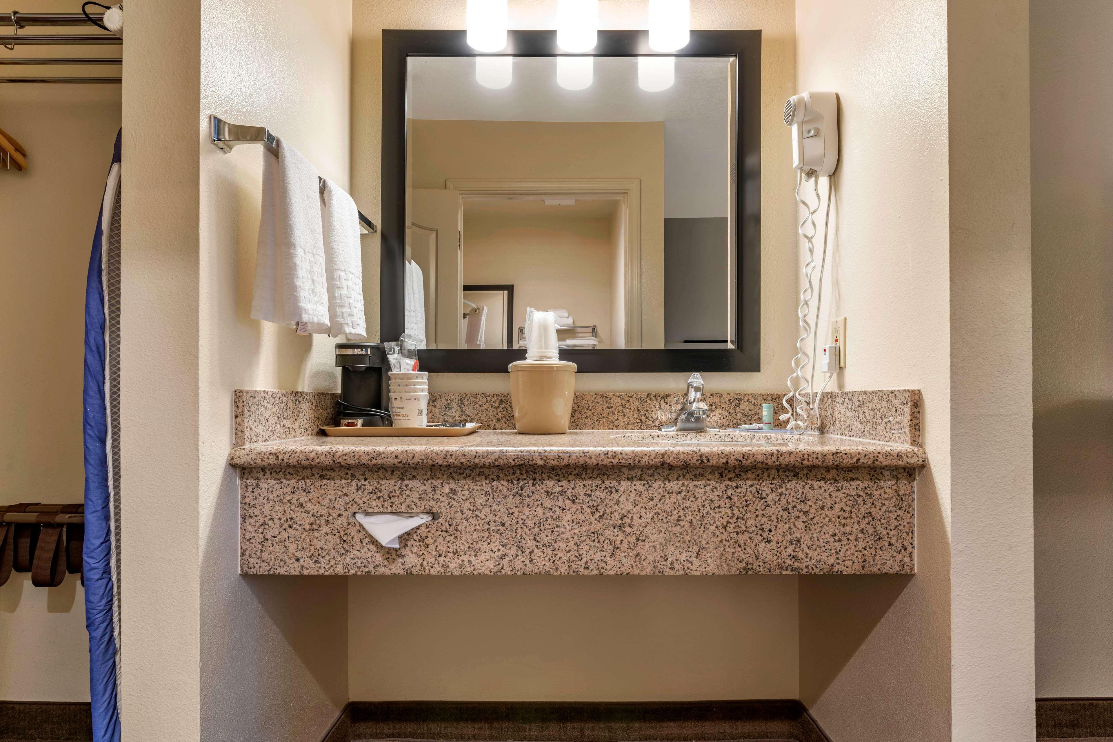 Best Western Luxury Inn Трейси Экстерьер фото